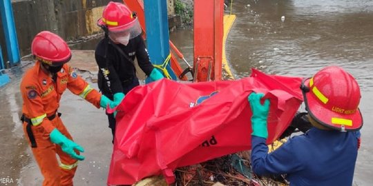 Jenazah Pria Ditemukan di Tumpukan Sampah Pintu Air Manggarai