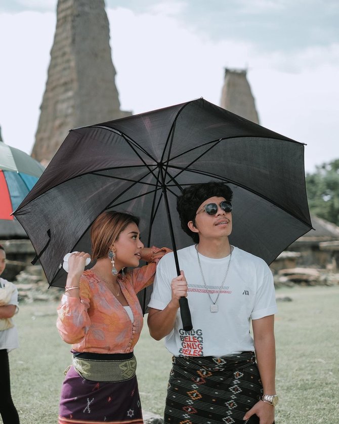 Foto-foto Liburan Atta Halilintar dan Aurel di Sumba, Romantis Banget