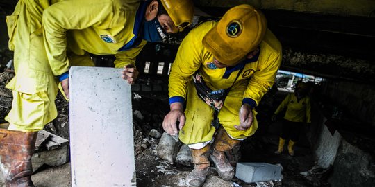 Petugas Permak Kolong Jembatan Pegangsaan