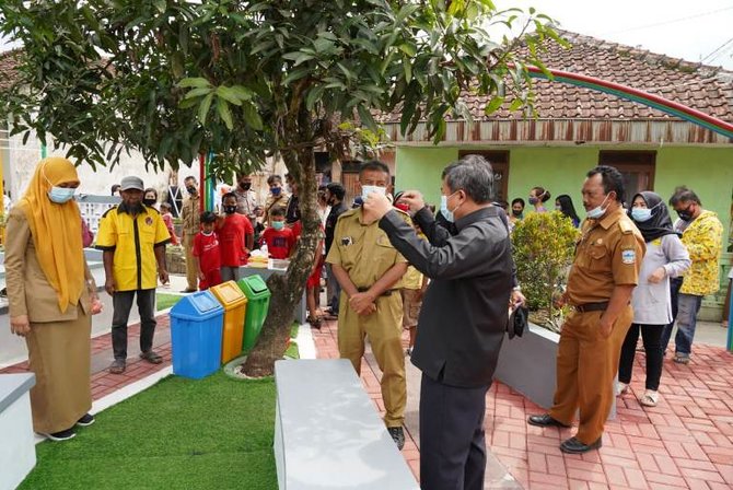 bupati garut rudy gunawan saat mengunjungi taman cinunuk di kecamatan wanaraja kabupaten garut selasa 512021