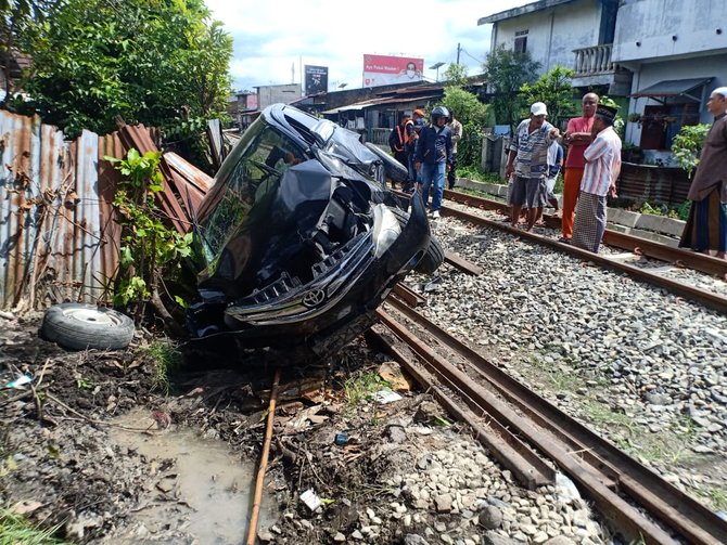 avanza ringsek diseruduk ka di binjai