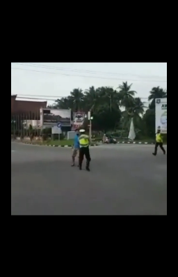 pria pukuli polisi di tengah jalan