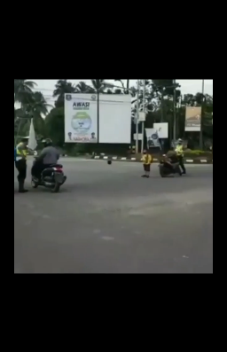 pria pukuli polisi di tengah jalan