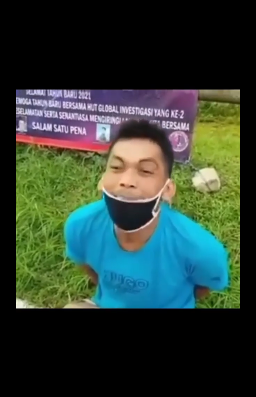 pria pukuli polisi di tengah jalan