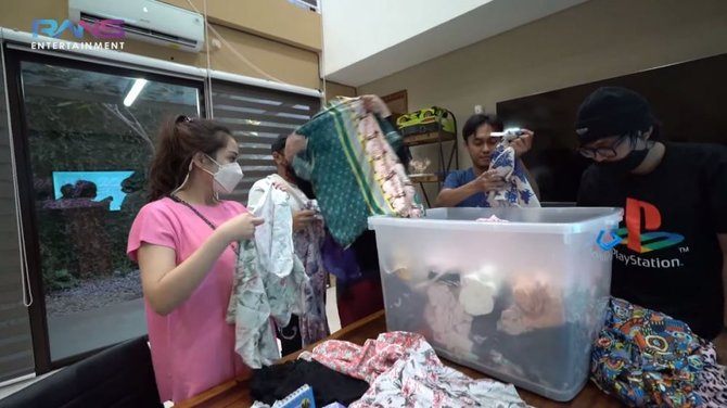 nagita bagi bagi baju tidur