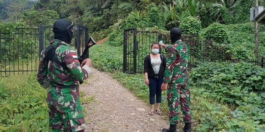 Patroli Jalur Tikus di Kalbar, TNI Amankan Dua Pekerja Migran Indonesia Ilegal