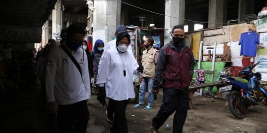 Risma Beri Akses Kependudukan dan Pekerjaan ke 5 Tunawisma yang Ditemui di Jakarta