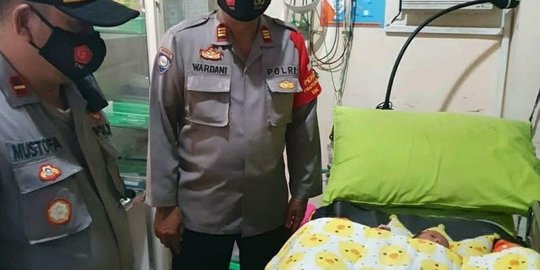 Warga Cilandak Temukan Bayi Laki-laki Terbungkus Plastik Sampah di Pinggir Jalan