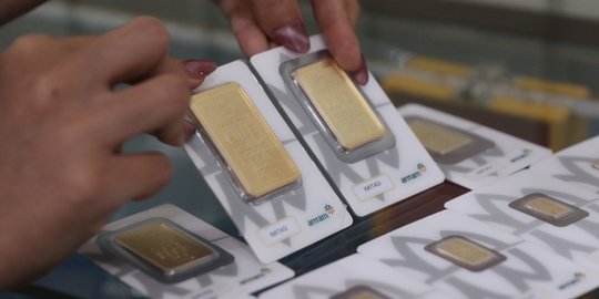 Harga Emas Antam Anjlok Rp15.000 di Akhir Pekan