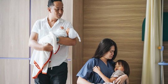Potret Ringgo Agus Rahman Gendong Baby Curtis Sampai Ketiduran, Ekspresinya Kocak