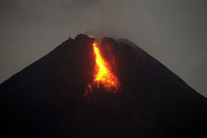 guguran lava pijar dari kawah gunung merapi