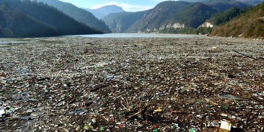 Hamparan 'Pulau Sampah' di Bendungan Bosnia