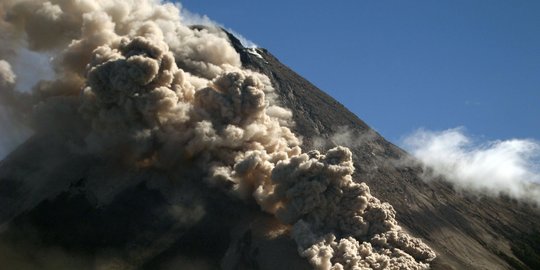 Gunung Merapi Kembali Luncurkan Awan Panas Sejauh 600 Meter