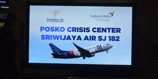 Serpihan Diduga Pesawat Sriwijaya Air Dibawa Basarnas ke Posko Pencarian di JICT 2