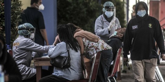 Keluarga Korban Kecelakaan Sriwijaya Air Datangi Posko Ante Mortem RS Polri