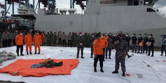 Sriwijaya Air Jatuh, KRI Kurau Temukan Serpihan Ban Hingga Celana Anak Kecil