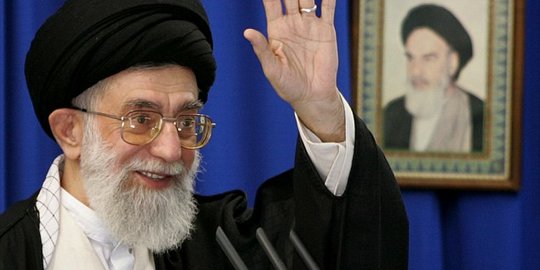 Twitter Hapus Unggahan Ali Khamenei tentang Larangan Impor Vaksin dari AS & Inggris