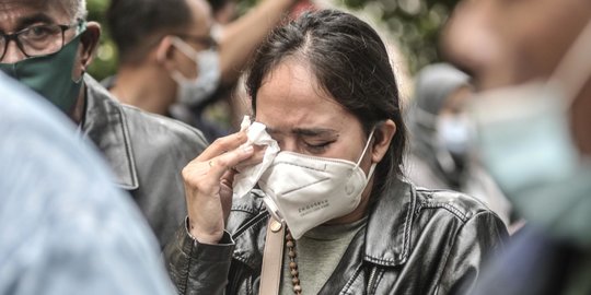 Duka Keluarga Korban Kecelakaan Sriwijaya SJ-182 Menanti di RS Polri