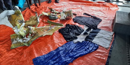 KRI Parang Evakuasi Serpihan Pesawat dan Bagian Tubuh Korban Sriwijaya Air