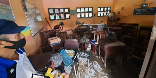 Menengok Sekolah di Samarinda Porak Poranda Usai Diterjang Bandang 2 Meter