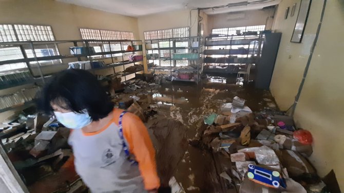 sekolah di samarinda porak poranda usai diterjang bandang 2 meter