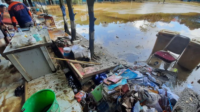 sekolah di samarinda porak poranda usai diterjang bandang 2 meter