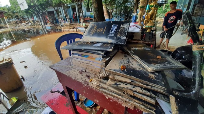sekolah di samarinda porak poranda usai diterjang bandang 2 meter