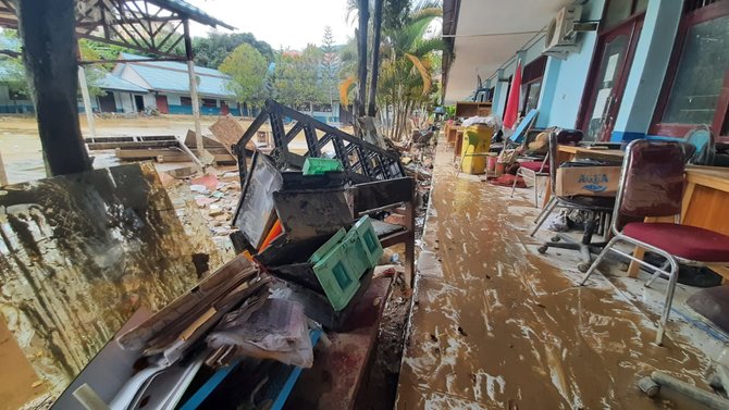 sekolah di samarinda porak poranda usai diterjang bandang 2 meter