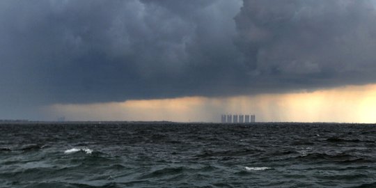 Awan Cumulonimbus Selimuti Perairan Teluk Jakarta