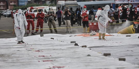 Penyemprotan Disinfektan pada Hasil Temuan Sriwijaya Air SJ-182