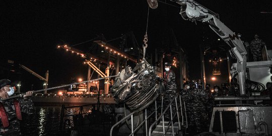 Penampakan Mesin Sriwijaya Air SJ-182 yang Berhasil Ditemukan