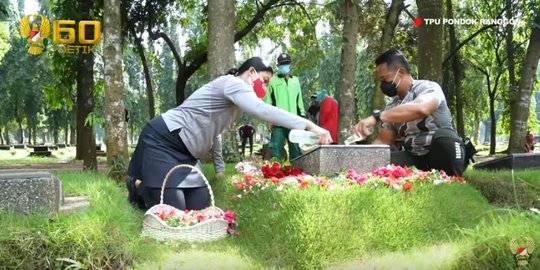 Ziarah ke Makam Orangtua Jenderal Andika, Pakaian Ibu Hetty Jadi Sorotan