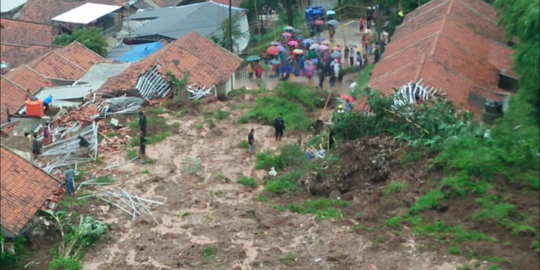 Diduga karena Pelapukan Batuan, Ini 6 Fakta Bencana Longsor di Cimanggung Sumedang