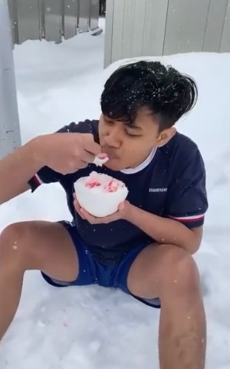 pria indonesia minum es amp pakai celana pendek di tengah salju
