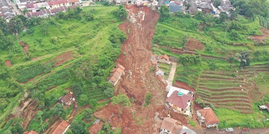 Longsor di Sumedang, Ada 2 Rumah Dihuni 8 Orang Masih Tertimbun