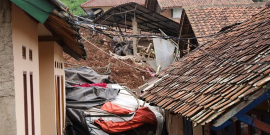 26 Warga Masih Hilang Akibat Longsor di Cihanjuang Sumedang