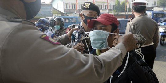 Gelar Operasi, Satpol PP Jaring 52 Warga di Pasar Senen Langgar Protokol Kesehatan