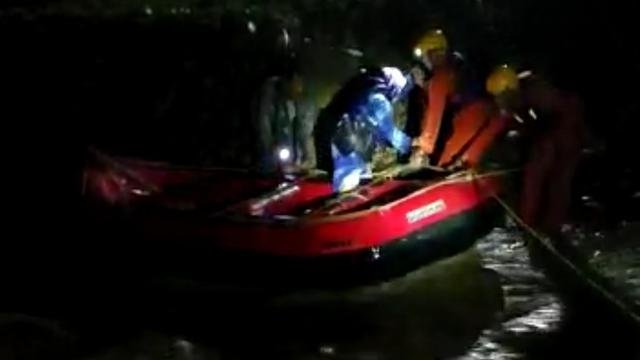 satu keluarga terjebak banjir di lokasi wisata serdang bedagai begini kronologinya