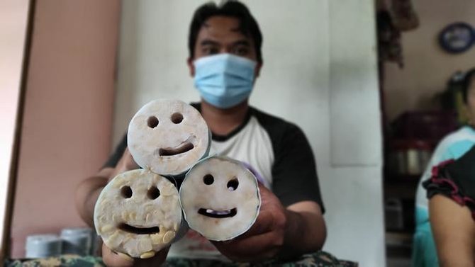 tempe karakter emoji asli mojokerto