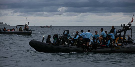 Cuaca Buruk, Tim SAR Hentikan Sementara Pencarian Korban dan Puing Sriwijaya Air