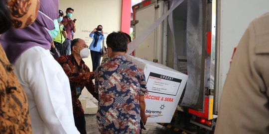 Ribuan Vaksin Sinovac Didistribusikan ke Surabaya Raya