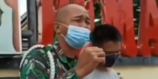 Anggota TNI Ini Nangis di Depan Polres Pematangsiantar, Ini Kisah di Baliknya