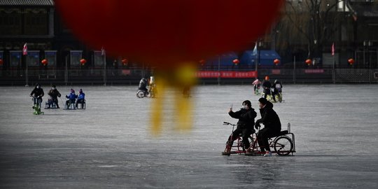 Membeku, Danau di Beijing Berubah Jadi Arena Seluncur Es