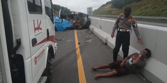 Kecelakaan Truk Fuso vs Minibus di Tol Pekanbaru-Dumai, 5 Orang Tewas di Tempat