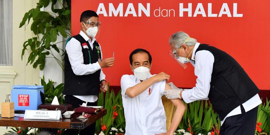 Jokowi Anggap Wajar Tangan Dokter Kepresidenan Gemetar Saat Vaksinasi