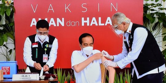 Ramai Disorot Tangan Gemetar Saat Suntik Jokowi, Begini Kata Dokter Abdul Mutalib