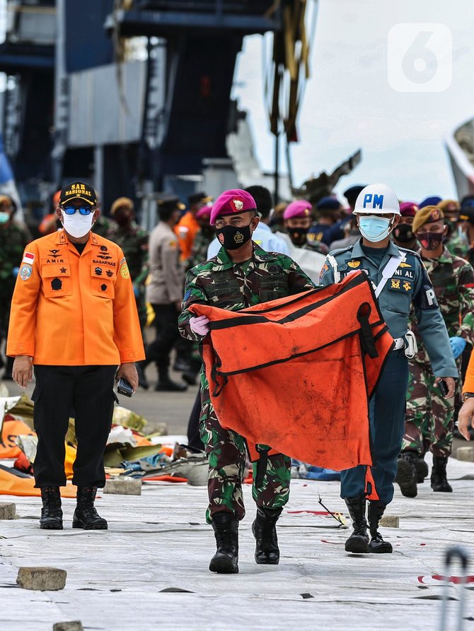 tim sar gabungan mencari bangkai pesawat dan para korban sriwijaya air sjy182 di kepulauan seribu