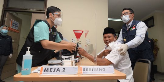 Vaksinasi Wagub Jabar Uu Ruzhanul Sempat Tertunda Tekanan Darah Tinggi