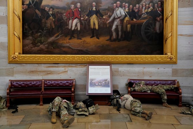 anggota garda nasional tertidur di capitol as