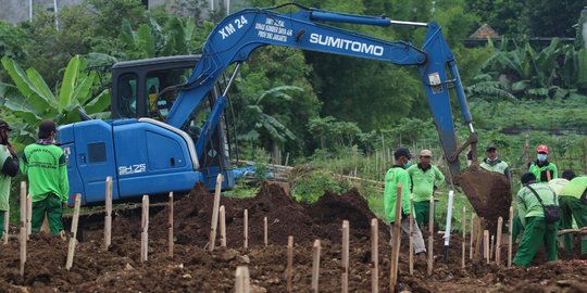 Alat Berat Bantu Penggalian Untuk Makamkan Jenazah Covid-19 di TPU Srengseng Sawah